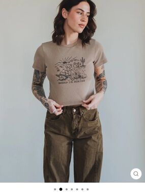 Crop Graphic Tee in brown - Women
